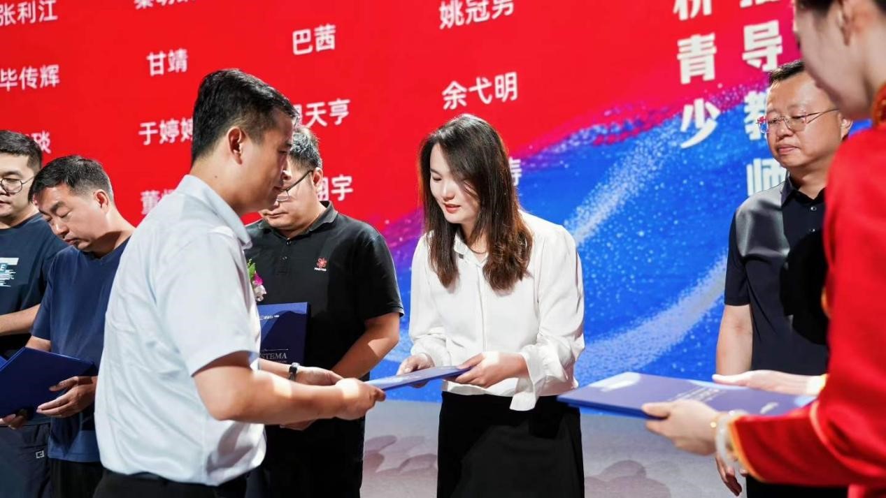 喜报！| 战码编程夏柳老师斩获蓝桥杯全国Top1%金牌指导教师，赴北大载誉而归